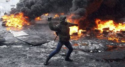 Un manifestante lanza un objeto a la policía en Kiev.