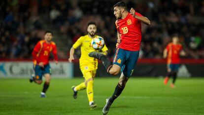 Rafa Mir controla un balón con la Sub-21.