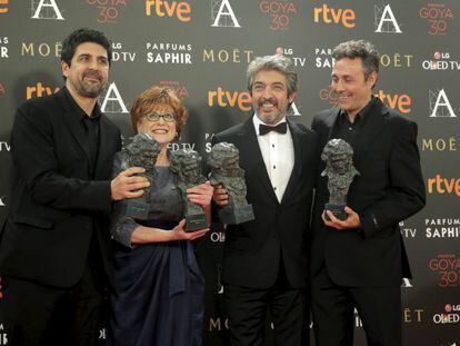El plantel ganador por 'Truman': el director, Cesc Gay, la productora, Marta Esteban, el actor Ricardo Darín y el guionista Tomàs Aragay.