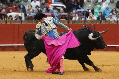 El diestro Julián López, 'El Juli', durante el segundo toro de la tarde.