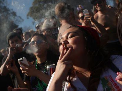 Fumadores de cannabis defienden la liberalizaci&oacute;n de esta droga en una protesta en el Golden Gate de San Francisco el pasado 20 de abril.
