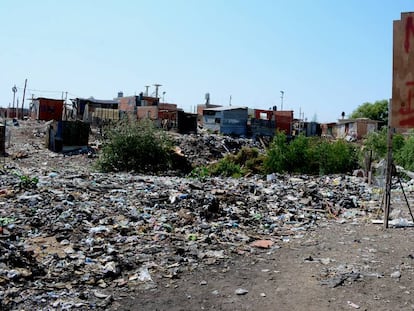 Vertedero informal en la villa Costa del Lago, en la zona metropolitana de Buenos Aires, junto al río Reconquista.