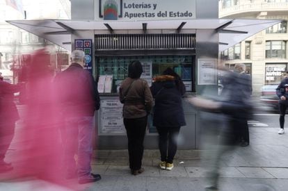 Varias personas en las inmediaciones de una administración de loterías en Madrid.