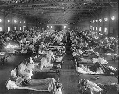 Víctimas de la gripe  española de 1918 hacinadas en un hospital de emergencia en Fort Riley, Kansas.