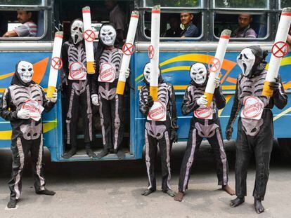 Un grupo de activistas disfrazados de esqueletos sostienen réplicas de cigarrillos, en el marco de una acción de concienciación sobre los daños que provoca el tabaco celebrada en Calcuta, India, con motivo del Día Mundial sin Tabaco. 