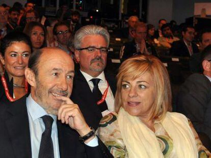 Alfredo P&eacute;rez Rubalcaba y Elena Valenciano, en el congreso de los socialistas europeos. 