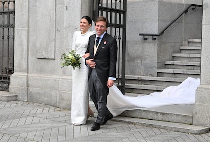 El alcalde de Madrid, José Luis Martínez Almeida, y su esposa, Teresa Urquijo, a su salida de la iglesia de San Francisco de Borja de Madrid, tras contraer matrimonio este sábado.