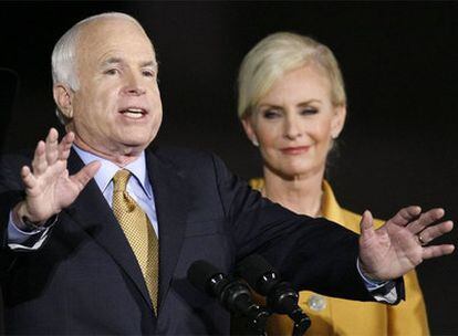 John McCain, junto a su esposa, Cindy, en el discurso ante sus seguidores en el que ha reconocido su derrota.
