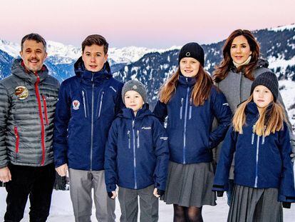 Los príncipes noruegos con sus cuatro hijos, vestidos con el uniforme del internado suizo.