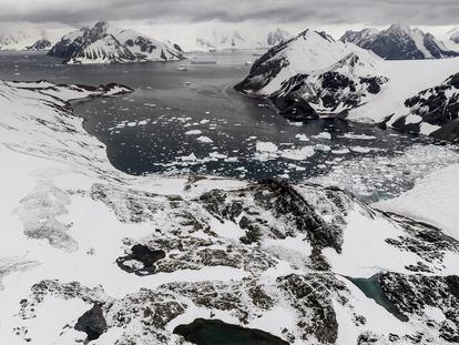 El deshielo de las masas heladas terrestres añade agua a la porción líquida del planeta, alterando su rotación. En la imagen, la desembocadura del glaciar Shoesmith, en la Antártida, el pasado mes de febrero.