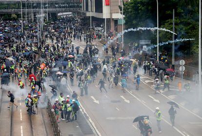 La policía recurrió a los gases lacrimógenos para dispersar a la multitud, al tiempo que estallaban nuevos altercados entre los agentes y los manifestantes, que intentaban levantar barricadas.
