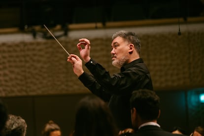 Alan Gilbert, director titular de la Orquesta Elbphilharmonie de la NDR, en un momento del concierto.