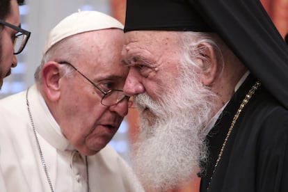 El Papa Francisco y el patriarca de la Iglesia ortodoxa griega, Jerónimo II, en diciembre de 2021 en Atenas.