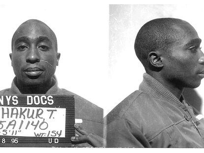 Tupac Shakur posa para una foto tomada por la policía tras su detención por acoso en marzo de 1995.