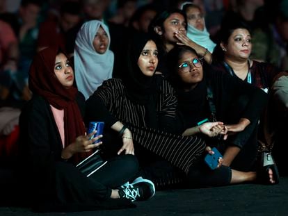 Varias mujeres veían un partido del Mundial en una pantalla gigante en la Fan Zone de Doha, Qatar.