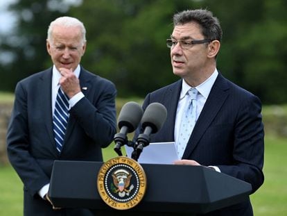 El jefe de Pfizer, Albert Bourla, da un discurso ante el presidente estadounidense, Joe Biden, el 10 de junio de 2021, en Cornualles (Reino Unido).