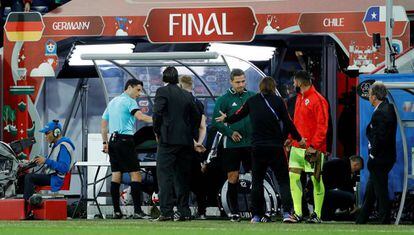 El árbitro acude a revisar en el monitor una jugada durante la final de la Confederaciones entre Alemania y Chile.