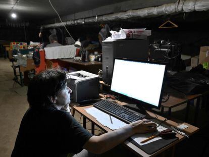 Una mujer usa una computadora en un sótano durante los bombardeos en Járkov, la segunda ciudad más grande de Ucrania, el 29 de julio.