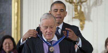 Ben Bradlee recibe la Medalla Presidencial de la Libertad, en 2013.