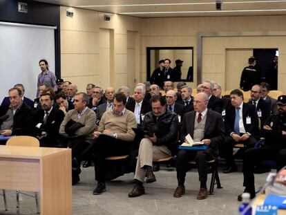 El expresidente de Bankia Rodrigo Rato junto al resto de acusados, durante la primera sesi&oacute;n del juicio por la salida a Bolsa de la entidad.