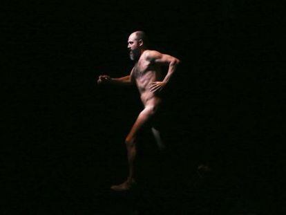 Ensayo de una obra de teatro y danza En el desierto.