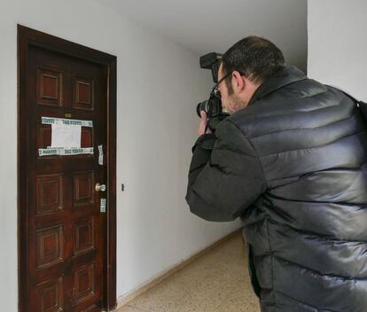 Porta de l'apartament, precintada per la Guàrdia Civil, on ha estat assassinada la víctima anglesa de 49 anys.