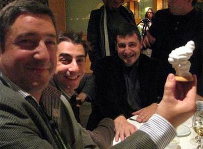 Los hermanos Joan, Jordi y Josep Roca (de izquierda a derecha), posan en el congreso San Sebastian Gastronomika con el muñeco Michelin.