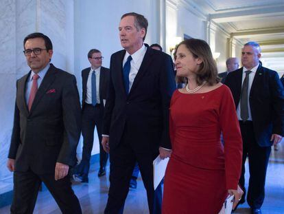 Robert Lighthizer, en el centro, entre Chrystia Freeland e Ildefonso Guajardo.