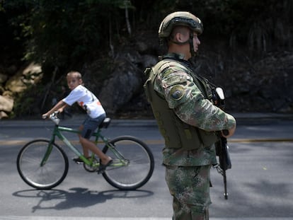 Un soldado colombiano en una carretera en el municipio de Taraza (Cauca), durante una huelga minera, este 21 de marzo.