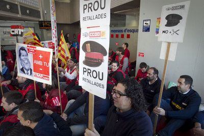 <i>Mossos</i>, ayer, durante el encierro en la comisaría de Barcelona situada en la plaza de Espanya.