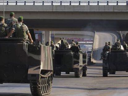 Tropas libanesas patrullan la carretera al aeropuerto de Beirut, lugar del secuestro.