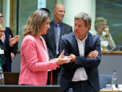 La ministra española de Transición Ecológica, Teresa Ribera, conversa con el ministro alemán de Acción Climática, Robert Habeck, este martes en Bruselas.