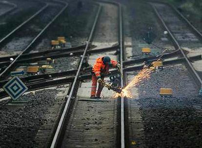 Un trabajador repara los desperfectos de una vía en Oberhausen, al oeste de Alemania.