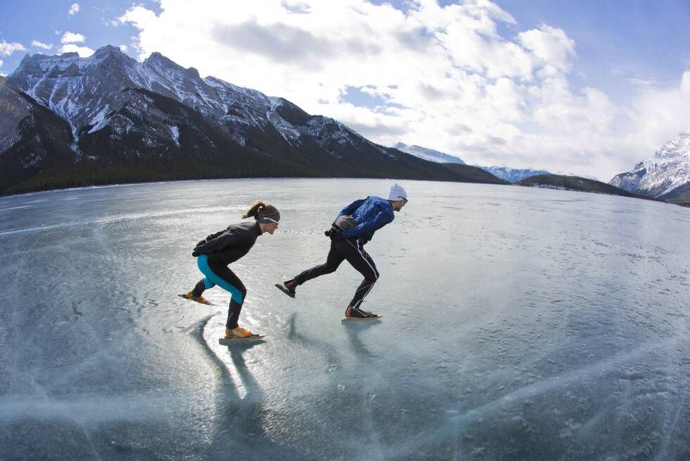 Patinadores en el lago Minnewanka, en Banff.