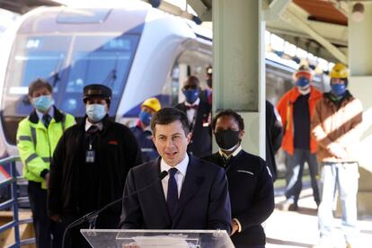 El nuevo secretario de Transporte de Estados Unidos, Pete Buttigieg, habla a los empleados de Amtrak en Union Station, la principal estación de trenes de Washington D. C., el pasado 5 de febrero.