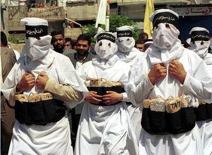 un grupo de encapuchados en Tiro (Líbano) apoya la Intifada en 2001.