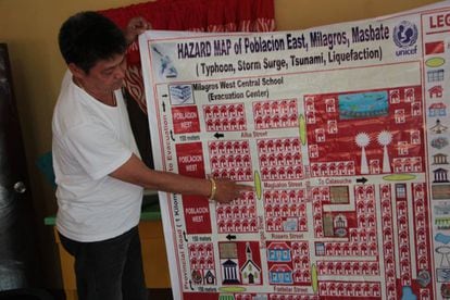 El líder del 'barangay' de Poblacion East, Joseleo O. Tan, muestra el plan de evacuación de la zona, en Milagros (Filipinas).