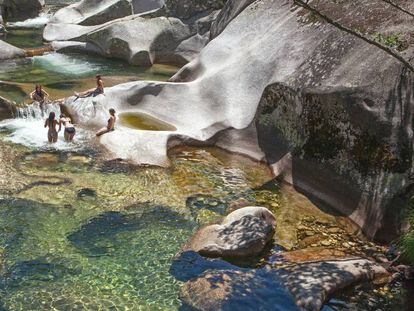 Bañistas en los pilones del río Jerte en la Garganta de los Infiernos, en Cáceres.