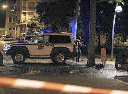 Un agente de la Ertzaintza, en los alrededores de los juzgados de Tolosa unos minutos después de la explosión