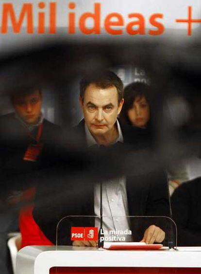 Zapatero, durante su intervención, rodeado de jóvenes.