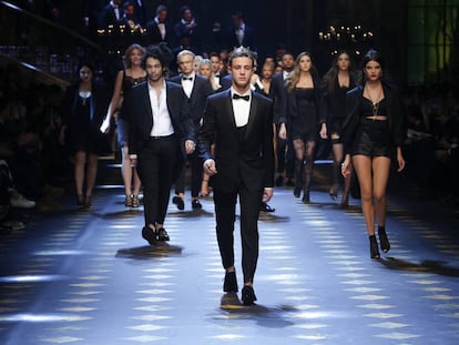 Esta imagen vale millones (de followers): el &#039;youtuber&#039; cameron dallas cerr&oacute; el desfile O/I 17 de Dolce &amp; Gabbana