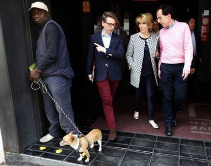 Esperanza Aguirre, tras la reuni&oacute;n que mantuvo ayer con representantes del colectivo LGTB (Lesbianas, Gais, Transexuales y Bisexuales).