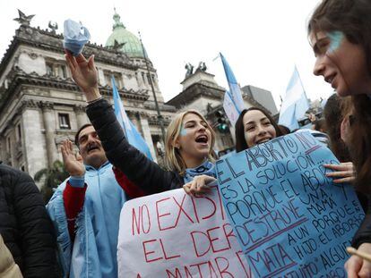 Manifestantes anti aborto durante una protesta a las afueras del Senado, en Buenos Aires.