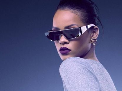 Rihanna posa con las gafas que diseñó para Dior.