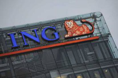 Detalle del logotipo de ING en el edificio de la sede del grupo bancario y asegurador holandés en Amsterdam (Holanda). EFE/Archivo