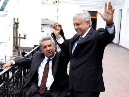 Lopez Obrador (derecha), con el presidente ecuatoriano, Lenin Moreno, en Quito.