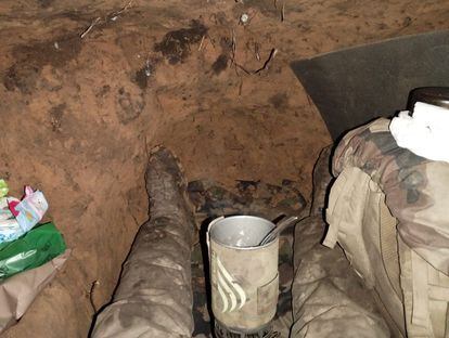 Refugio excavado en la posición que defendía Pastor en el frente de Donetsk.