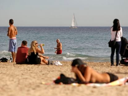 Vista de la playa de El Postiguet de Alicante el pasado 16 de enero, día en el que los termómetros pasaron de los 20 grados.