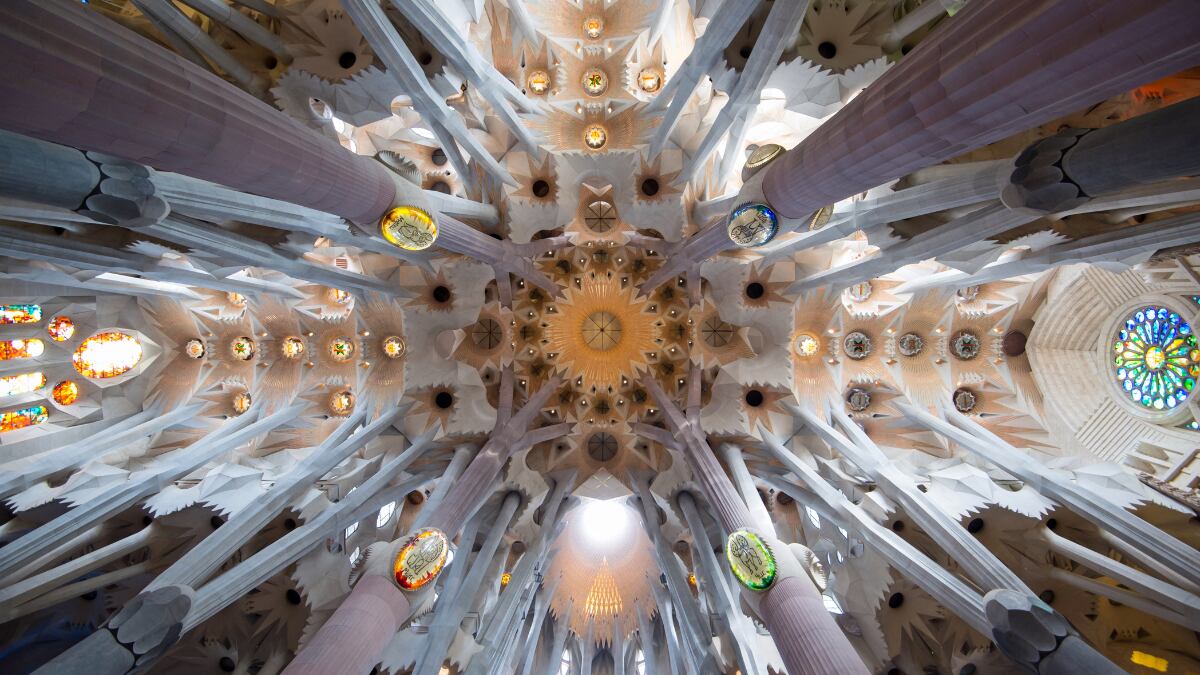 Imagen horizontal de la asombrosa arquitectura de la Sagrada Familia