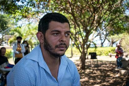 David Montenegro, exiliado nicaragüense, una mañana de febrero en un parque de San José, Costa Rica. 